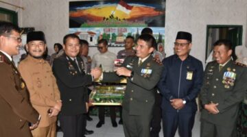 Kapolres Bireuen Berikan Kejutan HUT TNI Ke-81, Antar Kue Ulang Tahun ke Kodim 0111/Bireuen